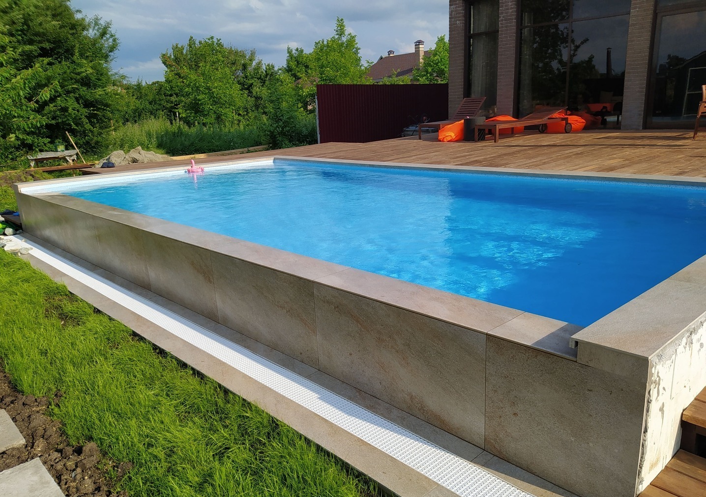 Выполненный бетонный бассейн с прозрачной водицей, фото 2
