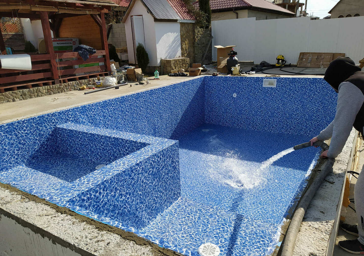 Наполнение бетонного бассейна водой вручную