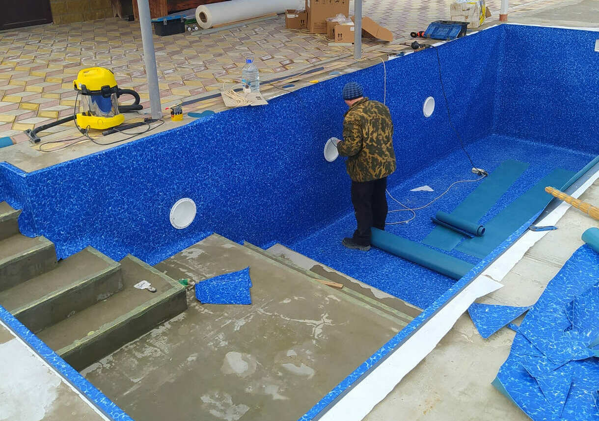 Сотрудники компании "Строительство бассейнов" за работой, фото 4
